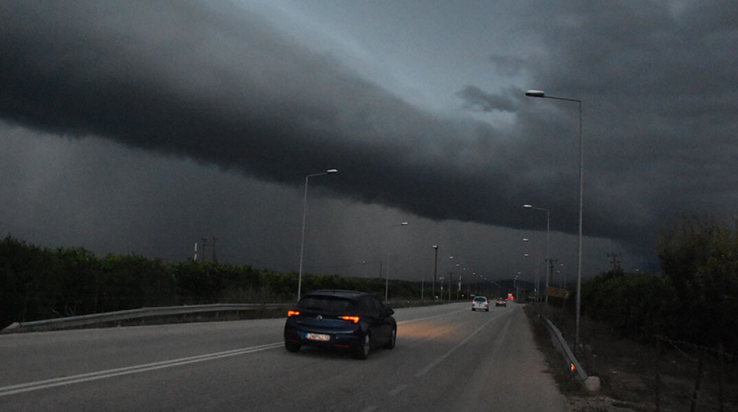 Καιρός: «Μαύρισε» ο ουρανός στην Αργολίδα - Καταιγίδες σήμερα Δευτέρα 11 Οκτωβρίου 2021, σύμφωνα με την πρόγνωση της ΕΜΥ