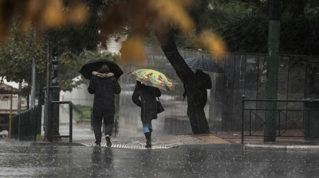 Πολίτες με ομπρέλες εν μέσω βροχής στην Αττική (ΦΩΤΟ ΑΡΧΕΙΟΥ) - Η κακοκαιρία «Αθηνά» φέρνει καταιγίδες στην πρωτεύουσα σήμερα Κυριακή 10 Οκτωβρίου 2021