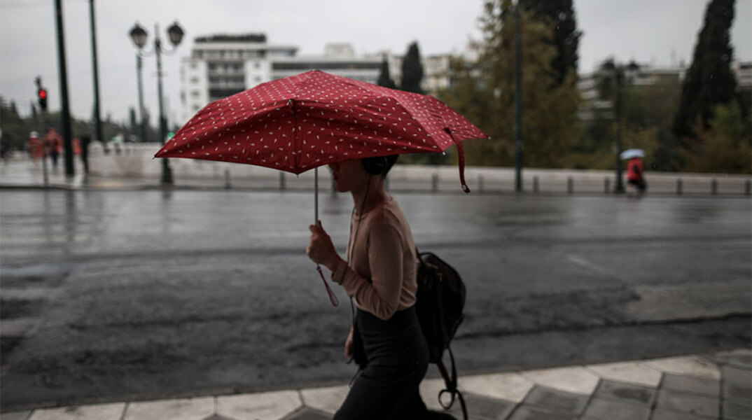 Βροχή στο κέντρο της Αθήνας (ΦΩΤΟ ΑΡΧΕΙΟΥ) - Επιδείνωση καιρού σήμερα Κυριακή 10 Οκτωβρίου 2021
