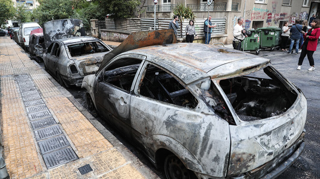 Καμένα αυτοκίνητα στην Αθήνα μετά τη φωτιά που ξεκίνησε από απορριμματοφόρο