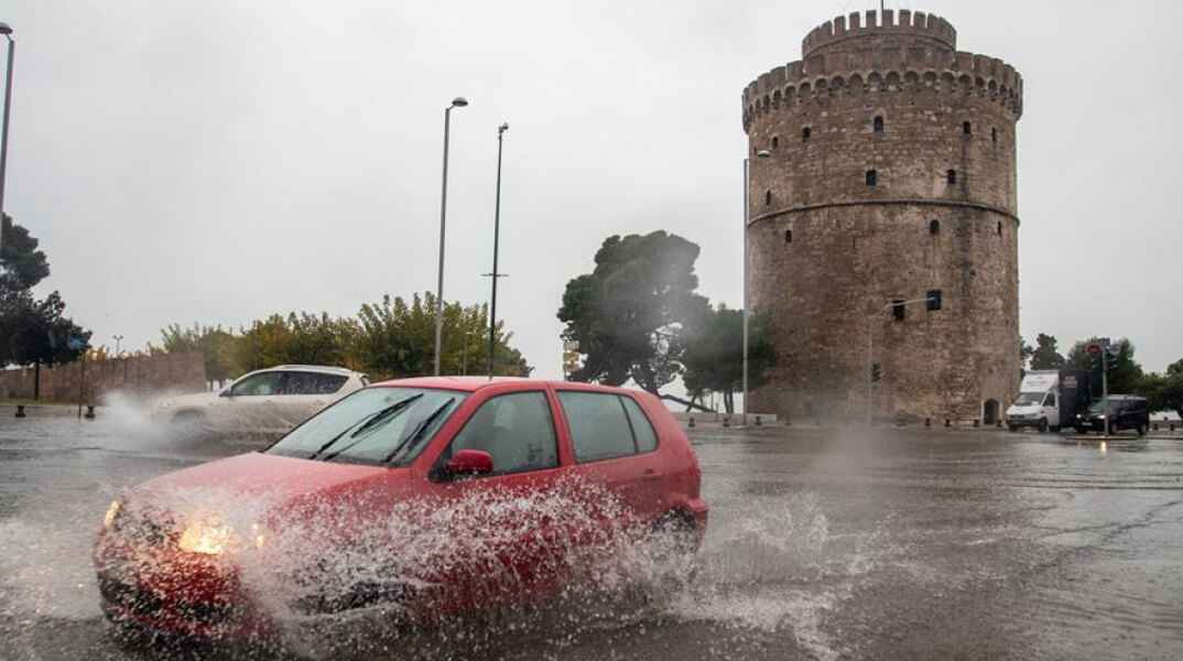 Βροχή στον Λευκό Πύργο (ΦΩΤΟ ΑΡΧΕΙΟΥ) - Η Θεσσαλονίκη είναι η δεύτερη περιοχή, μετά την Αθήνα με τα περισσότερα νέα κρούσματα κορωνοϊού στην Ελλάδα σήμερα Κυριακή 10 Οκτωβρίου 2021, όπως ανακοίνωσε ο ΕΟΔΥ