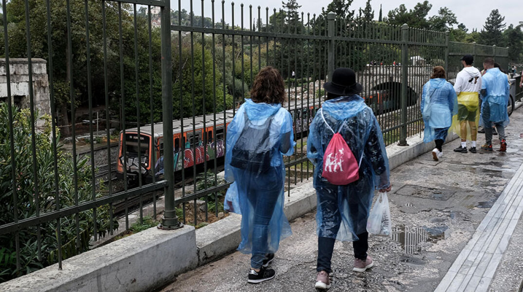 Τουρίστες στη βροχερή Αθήνα (ΦΩΤΟ ΑΡΧΕΙΟΥ) - Τα κρούσματα σήμερα Κυριακή 10 Οκτωβρίου 2021 ανακοίνωσε ο ΕΟΔΥ