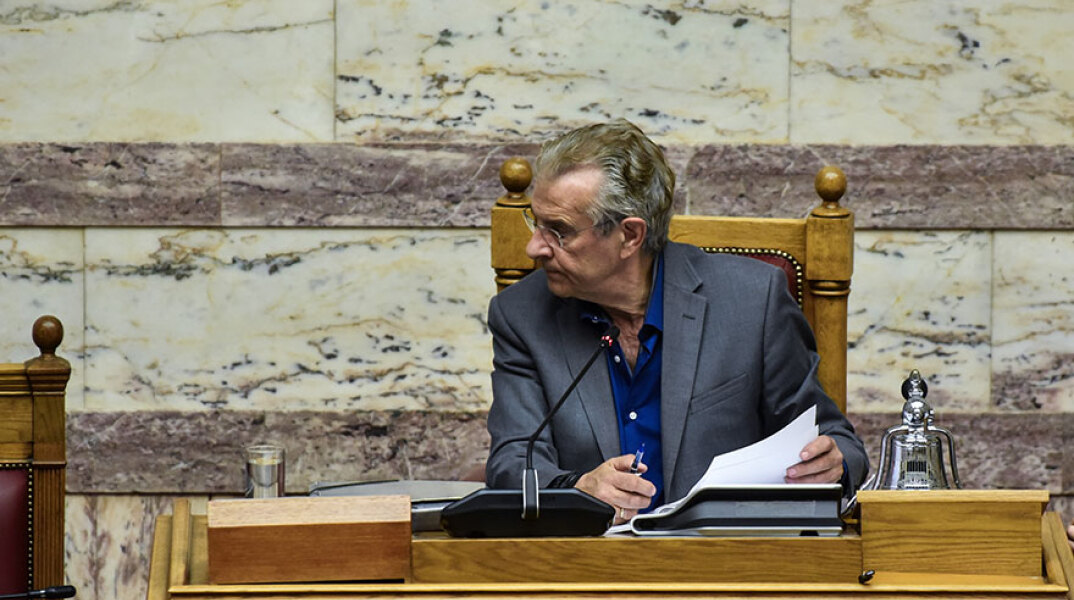Ο Τάσος Κουράκης στη Βουλή (ΦΩΤΟ ΑΡΧΕΙΟΥ) - Ο πρώην υπουργός και βουλευτής του ΣΥΡΙΖΑ πέθανε από καρκίνο