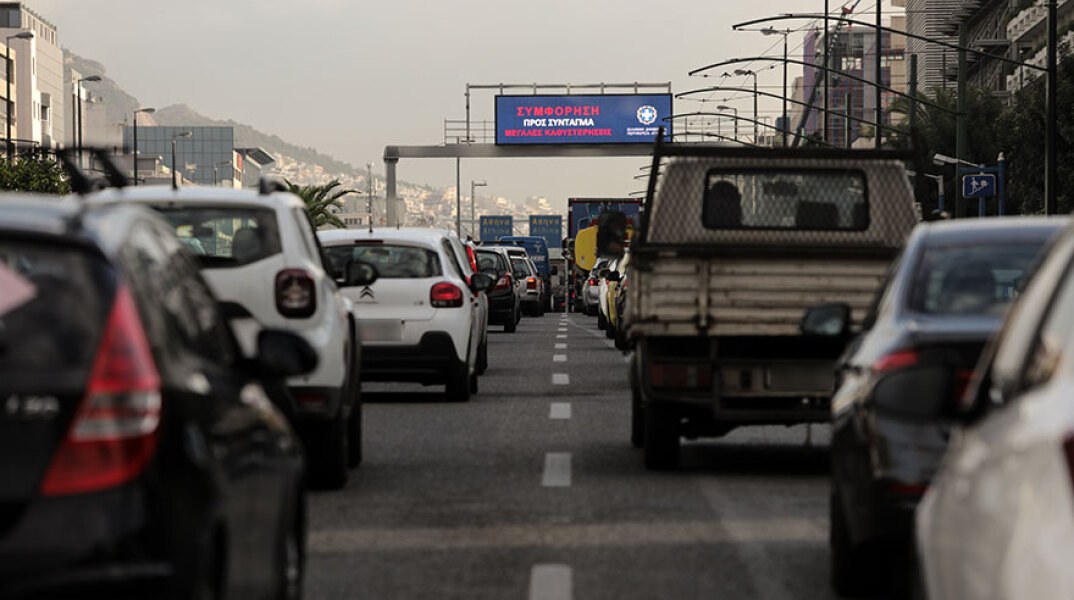 Μποτιλιάρισμα στη Συγγρού με τους οδηγούς να αναρωτιούνται «γιατί έχει τόση κίνηση»