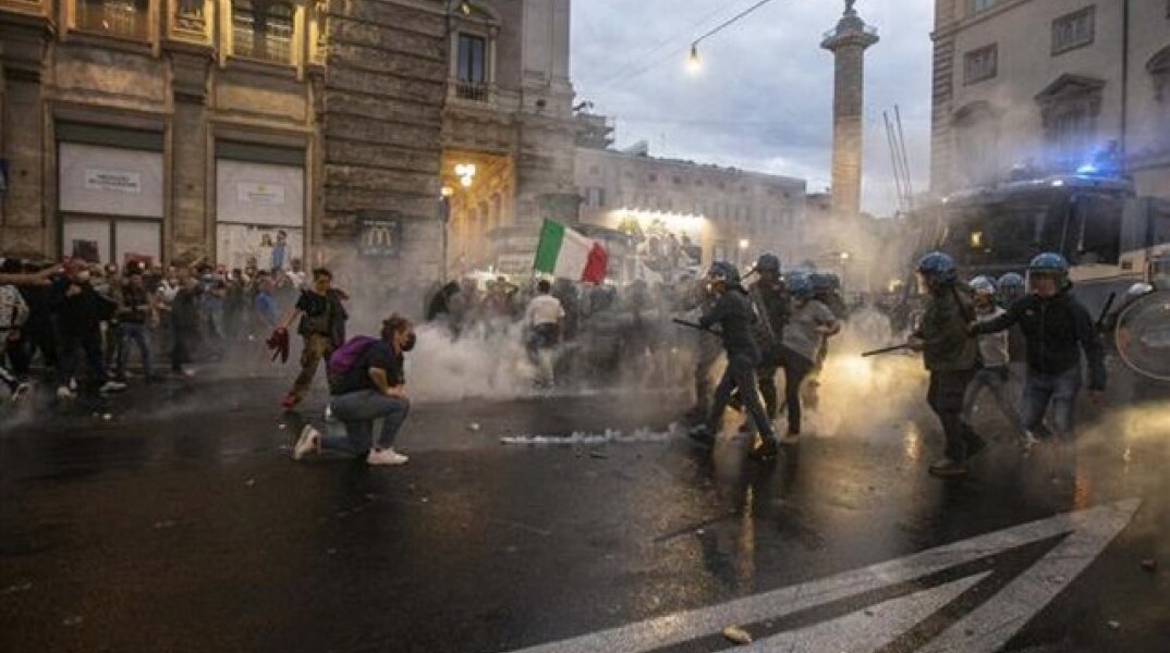 Η ιταλική κυβέρνηση αντιδρά με αποφασιστικότητα μετά τις βίαιες συγκρούσεις αντιεμβολιαστών και νεοφασιστών