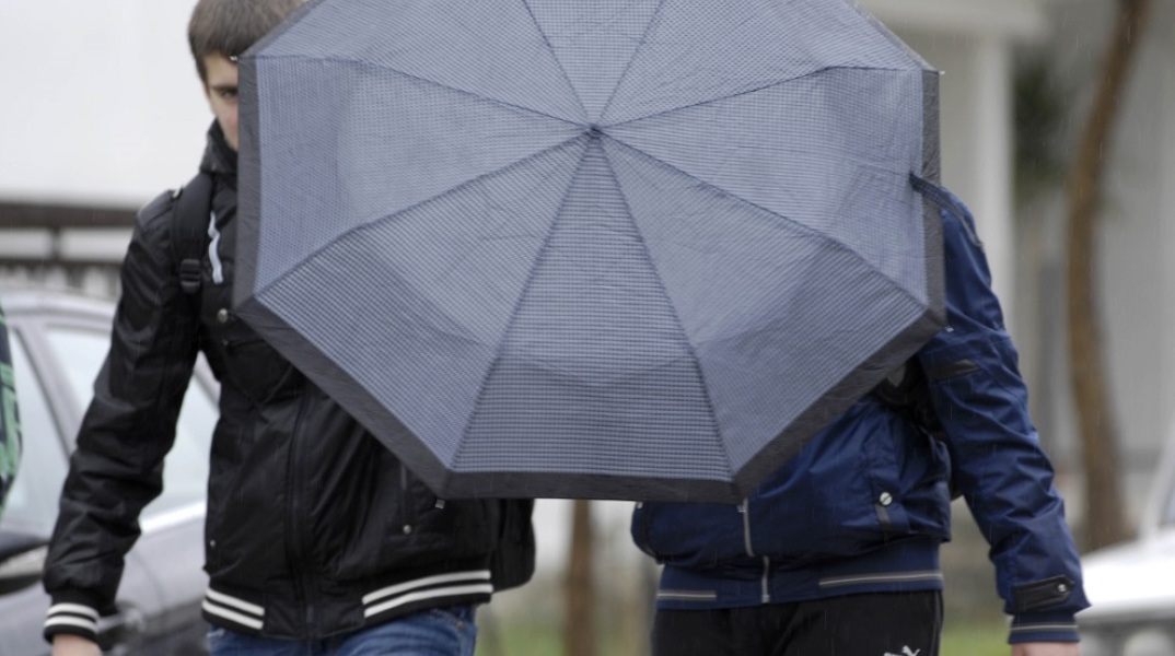 Βροχές, καταιγίδες, ενδεχομένως χαλαζοπτώσεις ακόμη και στην Αττική, καθώς επίσης πτώση της θερμοκρασίας κυρίως στα νότια και ανατολικά της χώρας, αναμένονται αύριο