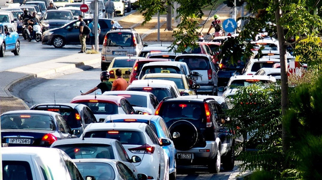 Κίνηση: Μεγάλες καθυστερήσεις και προβλήματα στους κύριους οδικούς άξονες της Αθήνας.