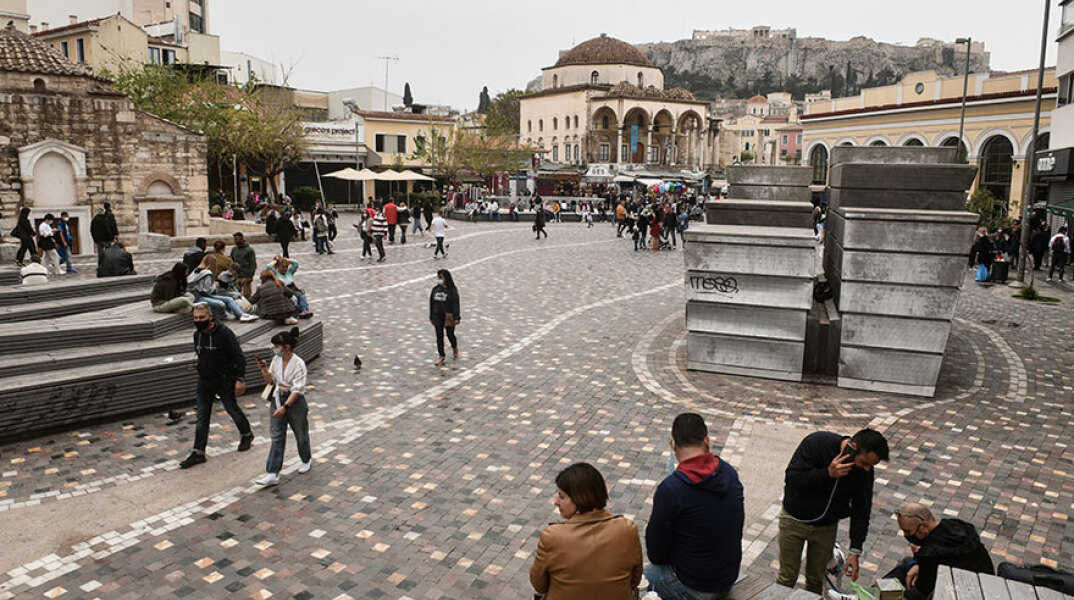 Πολίτες στο Μοναστηράκι (ΦΩΤΟ ΑΡΧΕΙΟΥ) - Τα κρούσματα σήμερα Δευτέρα 11 Οκτωβρίου 2021 ανακοίνωσε ο ΕΟΔΥ