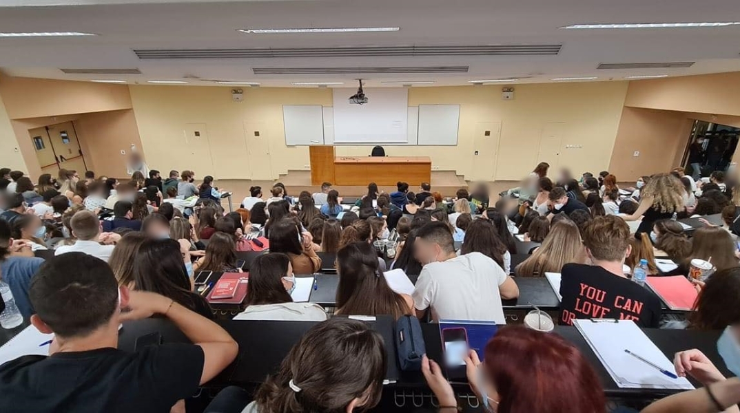 Πρώτη μέρα διδασκαλίας στο αμφιθέατρο της Νομικής Σχολής Αθήνας