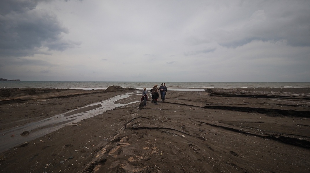 Πλημμύρες και καταστροφές από την έντονη βροχόπτωση στις πυρόπληκτες περιοχές της Β.Εύβοιας, στιγμιότυπα από την Αγία Άννα 