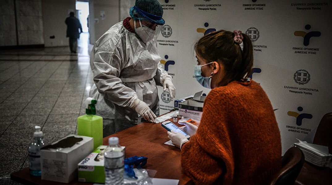 Υγειονομικός του ΕΟΔΥ ετοιμάζει δωρεάν rapid test για κορωνοϊό (ΦΩΤΟ ΑΡΧΕΙΟΥ) - Την Τρίτη 12 Οκτωβρίου 2021 τα κινητά κλιμάκια θα βρίσκονται σε 178 σημεία στην Ελλάδα