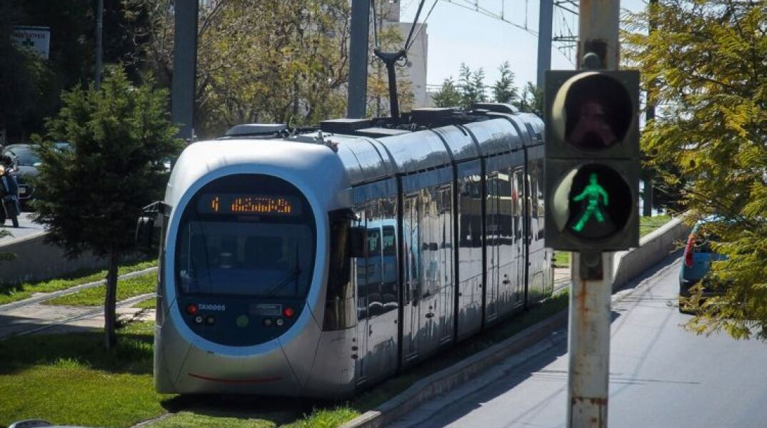 Σε τετράωρη προειδοποιητική στάση εργασίας προχωρούν οι ηλεκτροδηγοί του Τραμ, την Παρασκευή 15 Οκτωβρίου, από τις 10:00 το βράδυ έως τη λήξη των δρομολογίων.