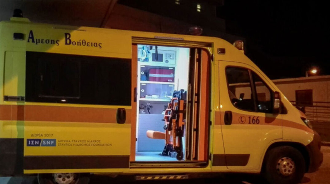 Ασθενοφόρο του ΕΚΑΒ (ΦΩΤΟ ΑΡΧΕΙΟΥ) - Εργαζόμενος σε delivery σκοτώθηκε σε τροχαίο στην Καλλιθέα