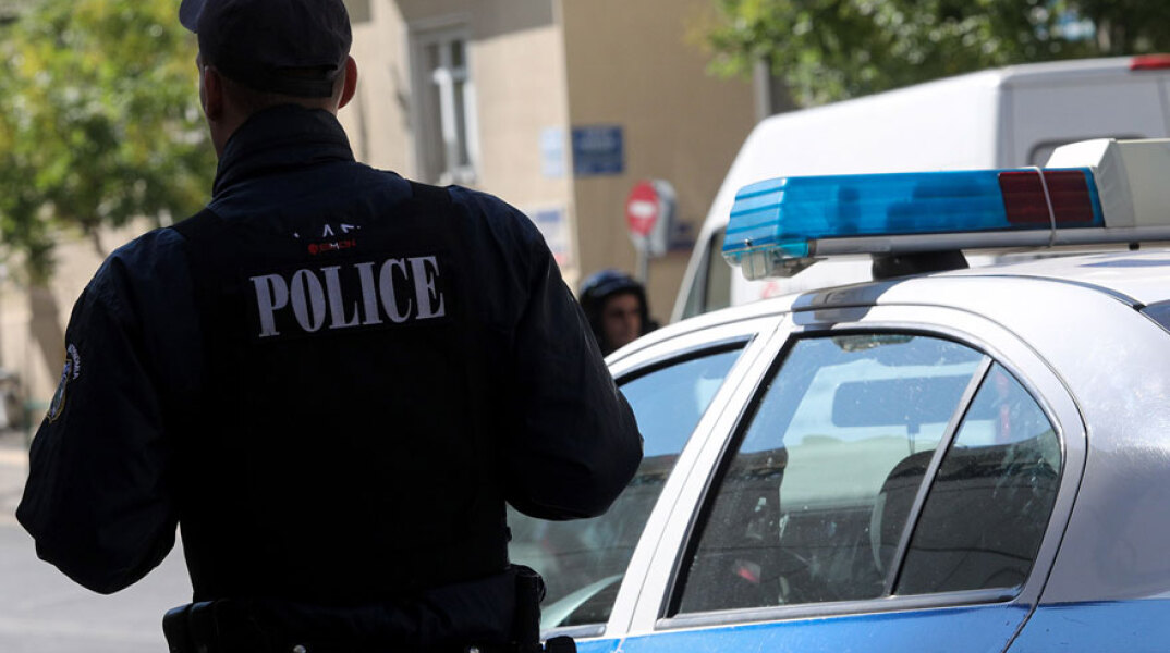 Αστυνομικός (ΦΩΤΟ ΑΡΧΕΙΟΥ) - Γονείς εγκατέλειψαν βρέφος στον Ασπρόπυργο και κλείδωσαν τέσσερα παιδιά στο πορτ μπαγκάζ οχήματος