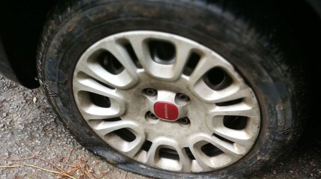 Βόλος: Τα λάστιχα 36 αυτοκινήτων έσκισε ένας 60χρονος