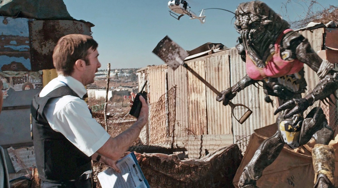 Εξωγήινος που επιτίθεται σε άνθρωπο - σκηνή από την ταινία "District 9"