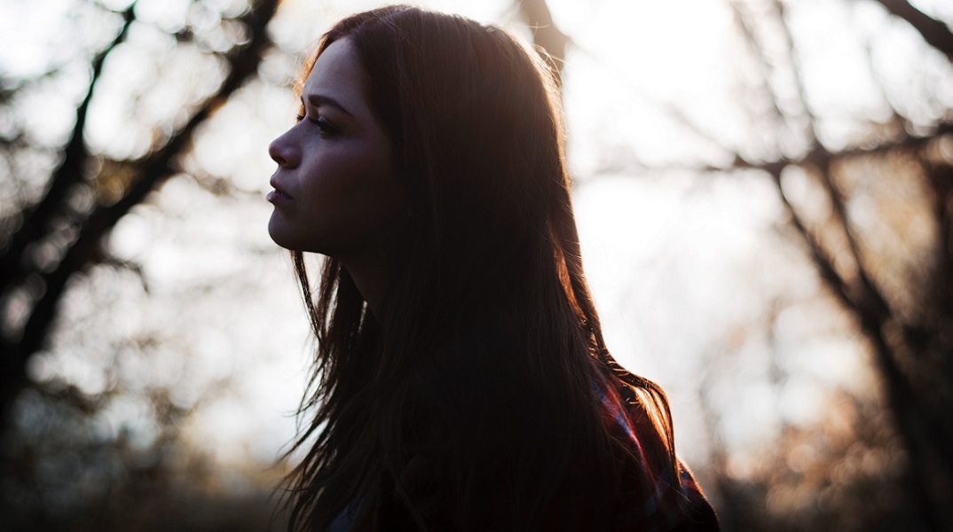 Ένα κορίτσι ποζάρει.