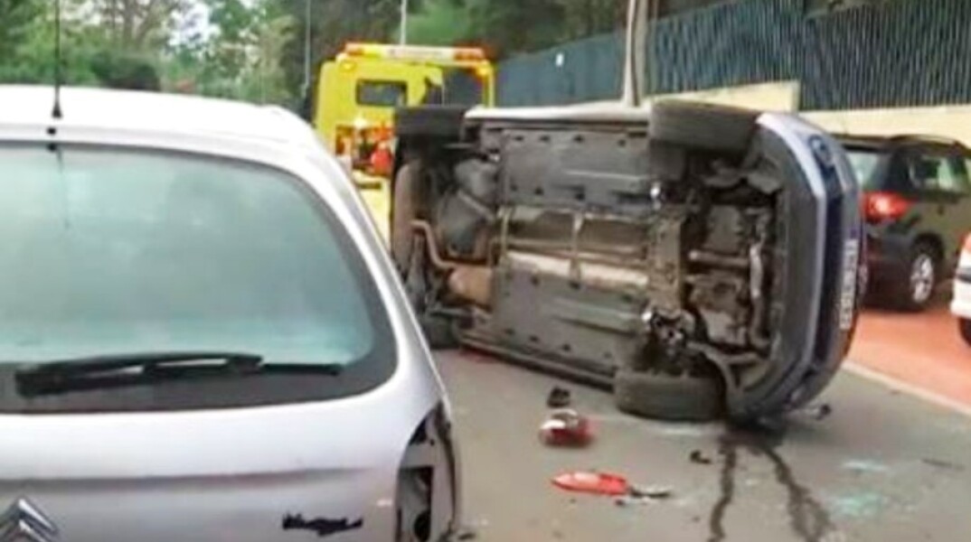 Τροχαίο στη Νέα Σμύρνη - Αναποδογύρισε αυτοκίνητο