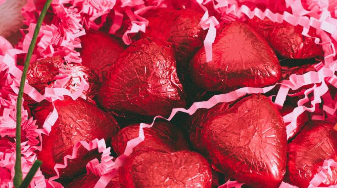 Σοκολατάκια σε σχήμα καρδιάς με περιτύλιγμα από αλουμινόχαρτο