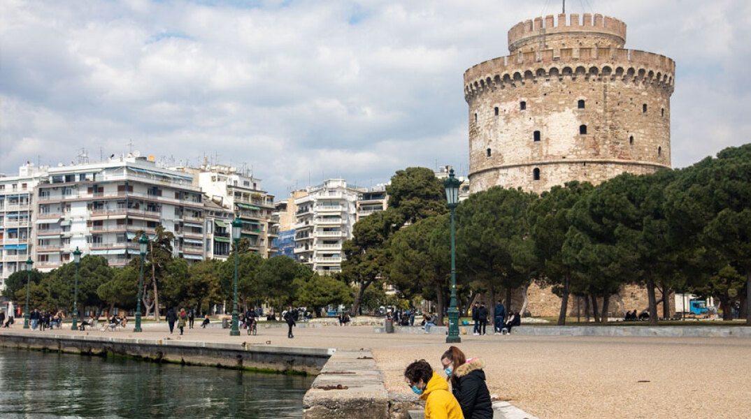 Πολίτες με μάσκα για τον κορωνοϊό στη Θεσσαλονίκη με φόντο τον Λευκό Πύργο (ΦΩΤΟ ΑΡΧΕΙΟΥ) - Αυξητικές τάσεις στα λύματα της πόλης δίνουν οι νέες μετρήσεις του ΕΟΔΥ
