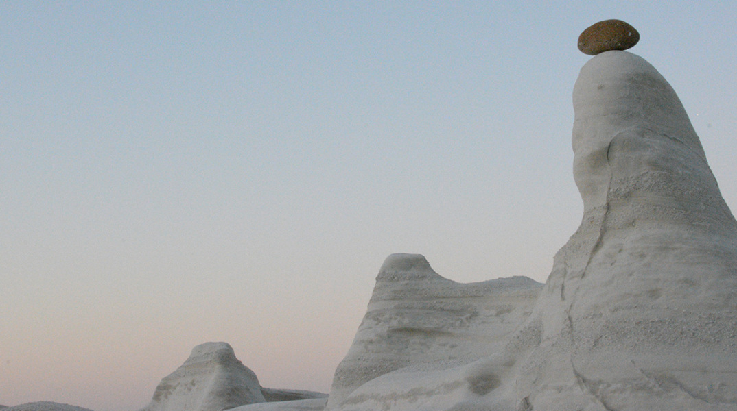 Φωτογραφία στο εξώφυλλο της συλλογής «Ποιήματα» του Ηλία Ευθυμιόπουλου (εκδ. ATHENS VOICE BOOKS)