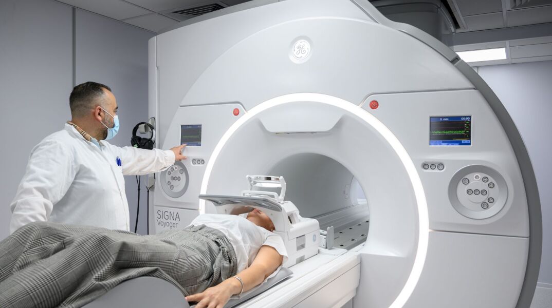 Μαγνητικός τομογράφος με τεχνητή νοημοσύνη στη ΒΙΟΙΑΤΡΙΚΗ 