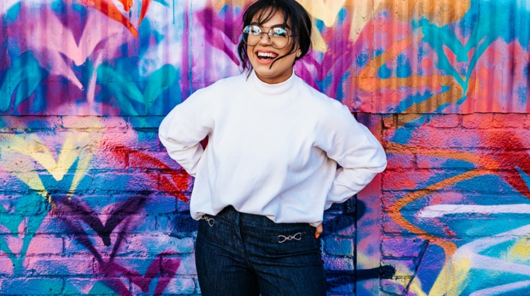 Ένα χαρούμενο κορίτσι ποζάρει.