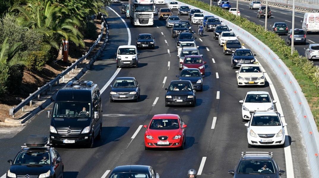 Αλλάζουν όλα στα διπλώματα και τις εξετάσεις οδήγησης: Στο τιμόνι από τα 17, τι περιλαμβάνει το νέο νομοσχέδιo