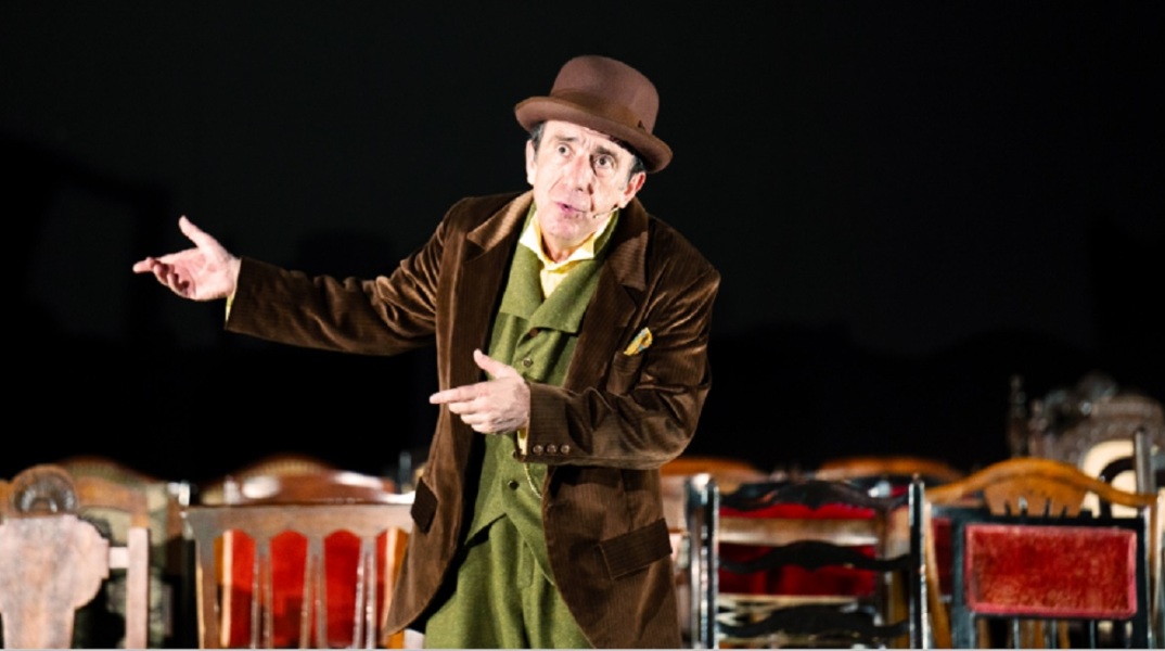 Στιγμιότυπο από την παράσταση «Λουκής Λάρας», με τον τον Μανώλη Μαυροματάκη σε σκηνοθεσία του Λευτέρη Γιοβανίδη.