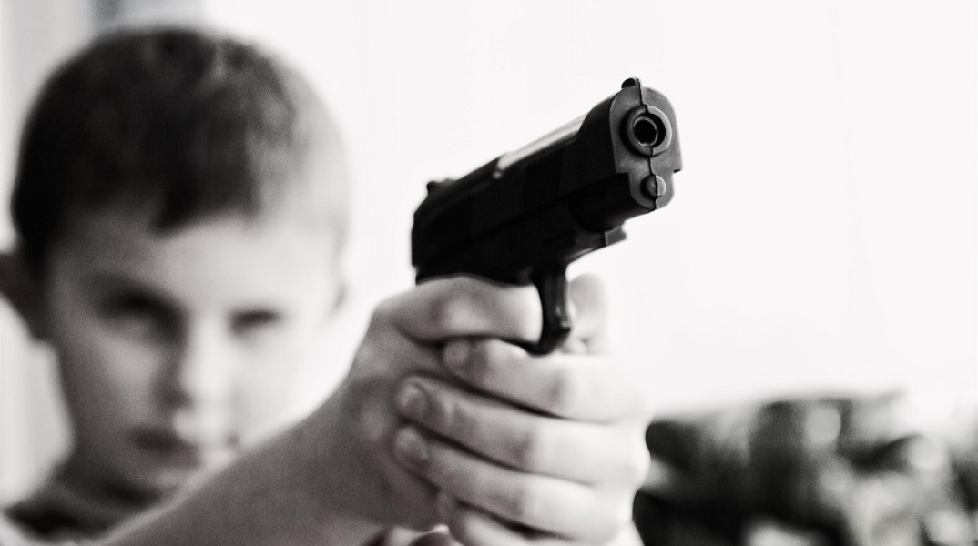 ΗΠΑ: Δίχρονο αγόρι σκότωσε τη μητέρα του με το όπλο του πατέρα