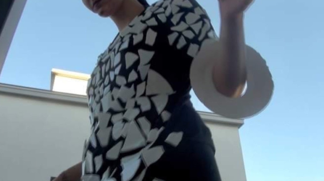 Η Ελισάβετ Σφυρή με την περφόρμανς "Dichotomy" στον χώρο ΎΛΗ[matter]HYLE