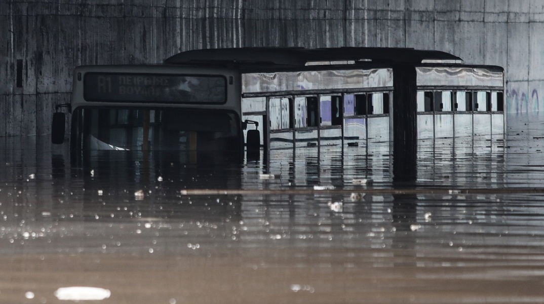Ποσειδώνος: Πλημμύρισε η γέφυρα - Εγκλωβίστηκε λεωφορείο