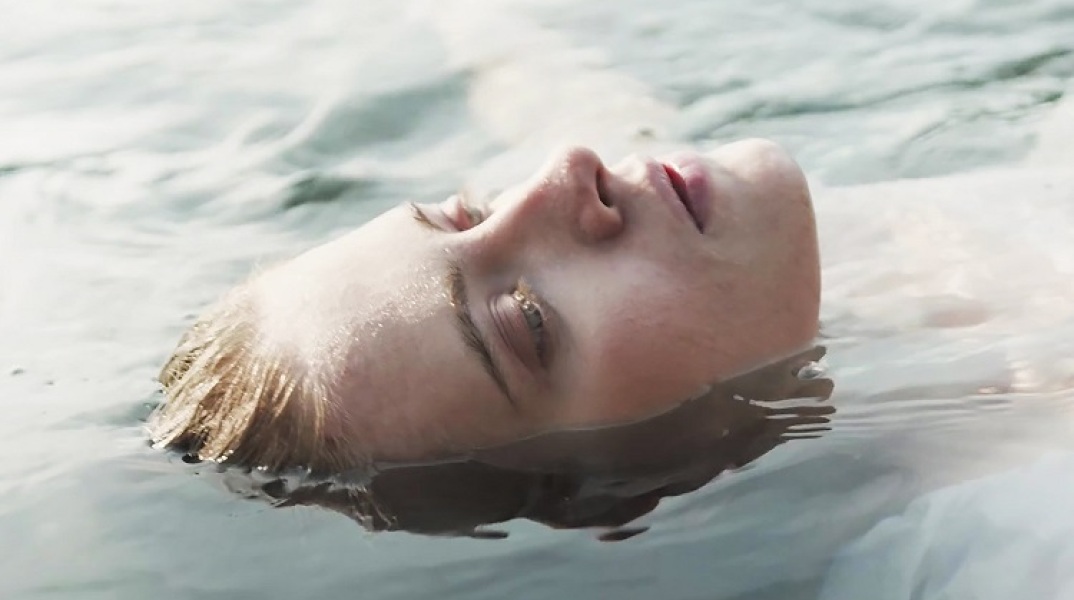 Κεφάλι γυναίκας που κολυμπάει στη θάλασσα