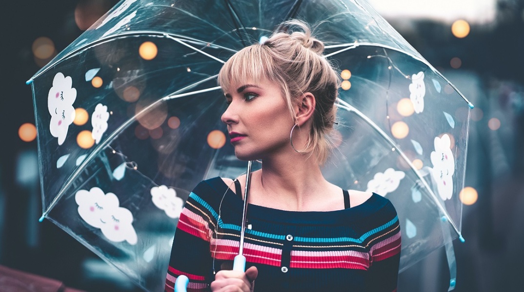 Μια γυναίκα κρατά μια ομπρέλα