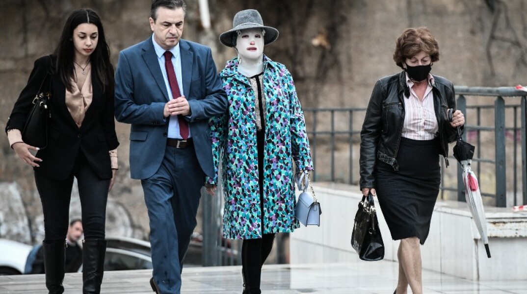 Η Ιωάννα Παλιοσπύρου την ώρα που φτάνει στο δικαστήριο για την απολογία της Έφης Κακαράντζουλα 