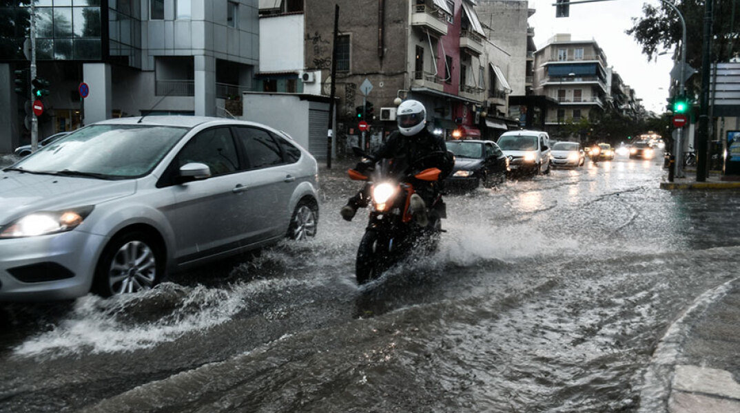 Κακοκαιρία «Μπάλλος»: Δρόμοι... ποτάμια στην Αθήνα - Κλειστά τα σχολεία στην Αττική την Παρασκευή