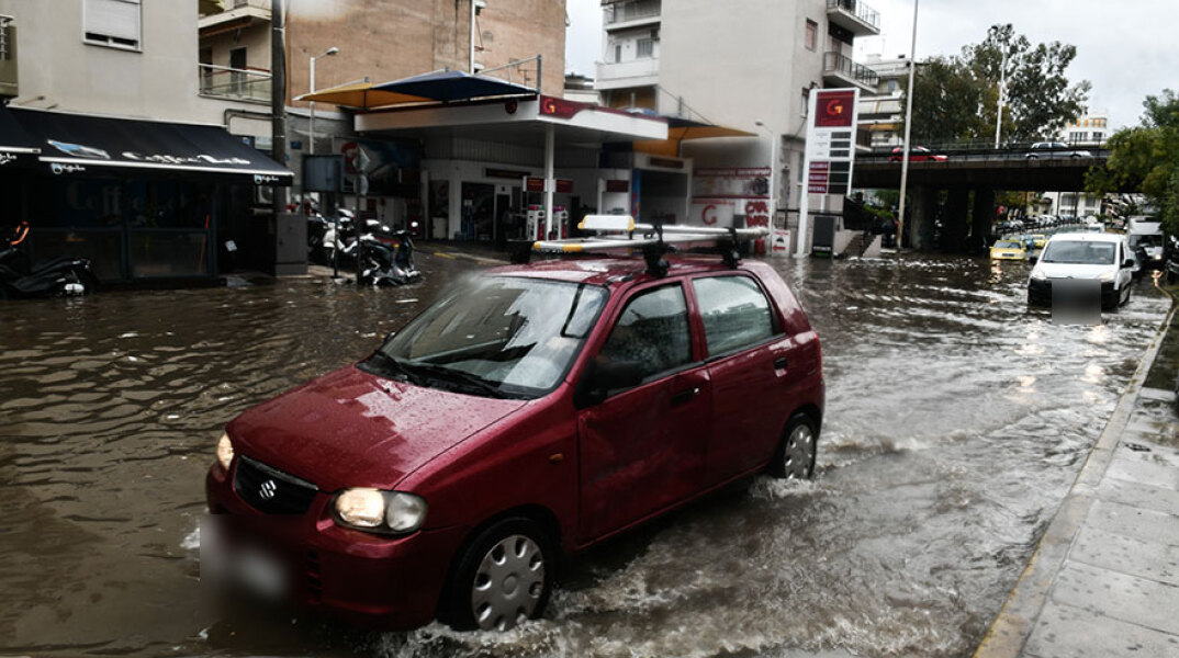 Κακοκαιρία «Μπάλλος»: Πλημμύρισε η Γέφυρα της Χαμοστέρνας στην οδό Θεσσαλονίκης