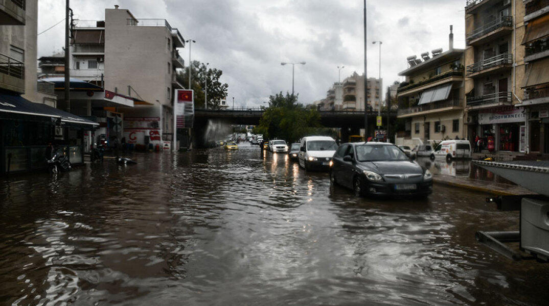 Κακοκαιρία «Μπάλλος»: Πλημμύρα στη Γέφυρα της Χαμοστέρνας