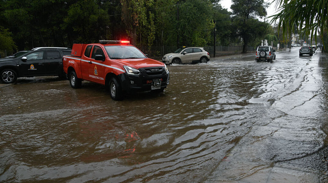 Πλημμυρισμένος δρόμος στον Διόνυσο από την κακοκαιρία «Μπάλλος»