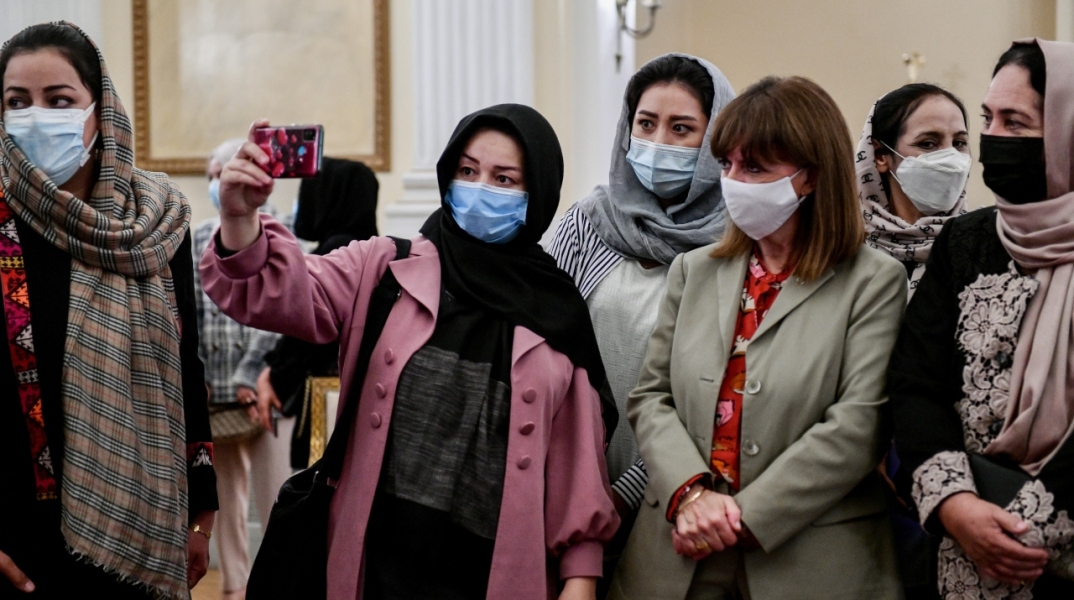 Πρόεδρος της Δημοκρατίας Κατερίνα Σακελλαροπούλου δέχθηκε γυναίκες βουλευτές, δικαστές και δικηγόρους που έφτασαν στη χώρα μας με τις οικογένειές τους από το Αφγανιστάν