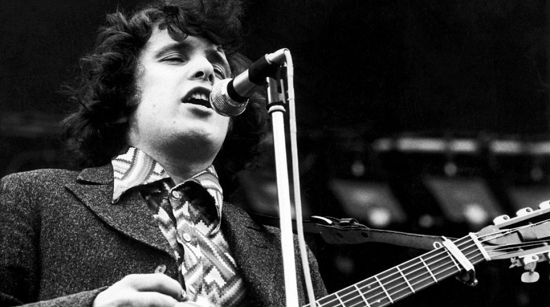 Ο Don McLean τραγουδά και παίζει κιθάρα σε συναυλία