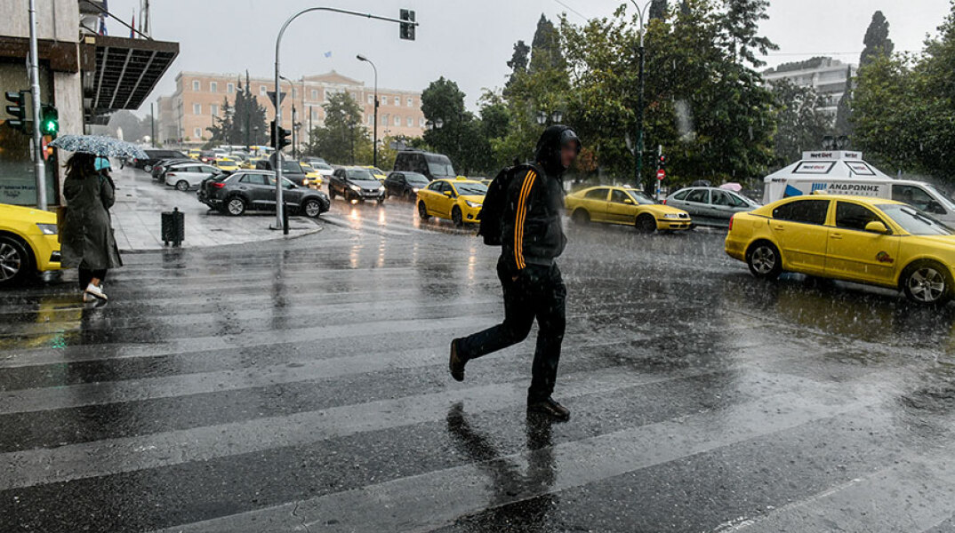 Καταιγίδα στην πλατεία Συντάγματος έφερε η κακοκαιρία «Μπάλλος» στην Αττική - Βροχερός ο καιρός στην πρωτεύουσα μέχρι το πρωί του Σαββάτου, σύμφωνα με την πρόγνωση