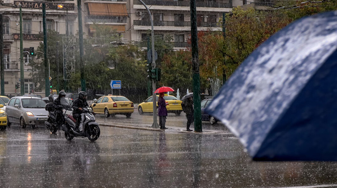 Βροχή στην Αθήνα (ΦΩΤΟ ΑΡΧΕΙΟΥ) - Τα κρούσματα σήμερα Παρασκευή 15 Οκτωβρίου 2021 και την κατανομή τους ανακοίνωσε ο ΕΟΔΥ