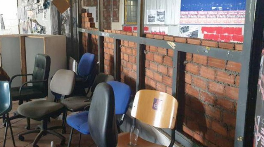 Φοιτητές πήγαν να χτίσουν τοίχο μέσα στο Πολυτεχνείο