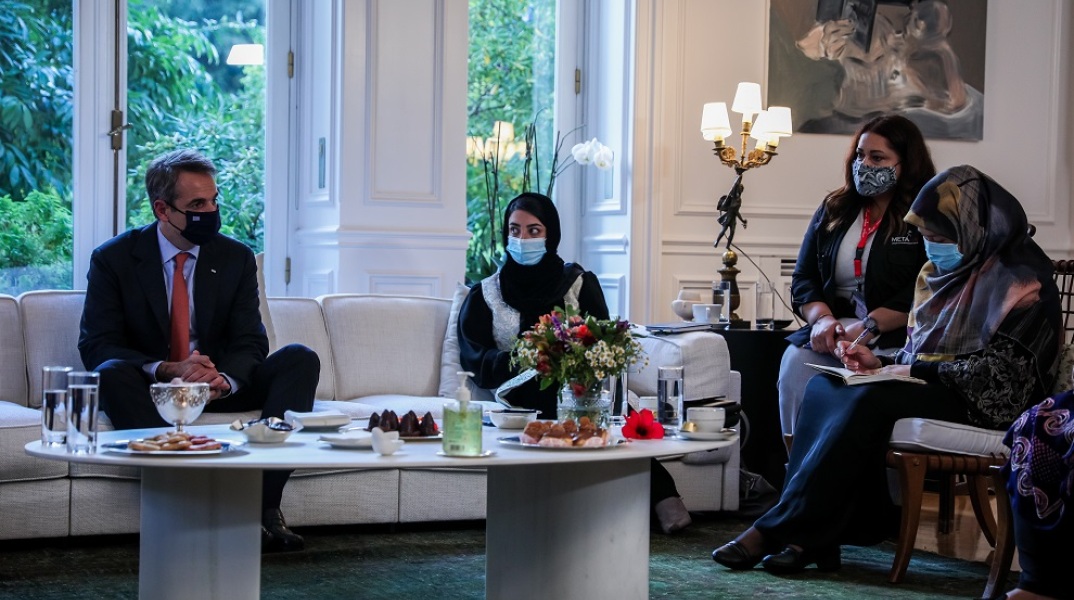 ΣΥΝΑΝΤΗΣΗ ΤΟΥ ΠΡΩΘΥΠΟΥΡΓΟΥ ΚΥΡΙΑΚΟΥ ΜΗΤΣΟΤΑΚΗ ΜΕ ΓΥΝΑΙΚΕΣ ΒΟΥΛΕΥΤΕΣ, ΔΙΚΑΣΤΕΣ ΚΑΙ ΔΙΚΗΓΟΡΟΥΣ ΑΠΟ ΤΟ ΑΦΓΑΝΙΣΤΑΝ (ΒΑΣΙΛΗΣ ΡΕΜΠΑΠΗΣ / EUROKINISSI)