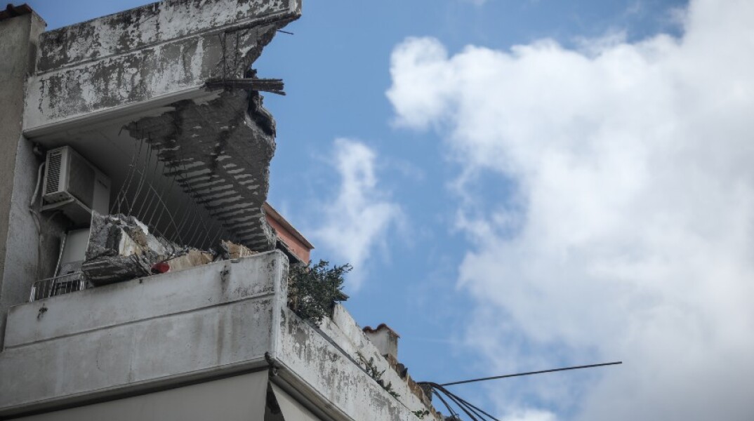 Έπεσε μπαλκόνι πολυκατοικίας στο Χαλάνδρι