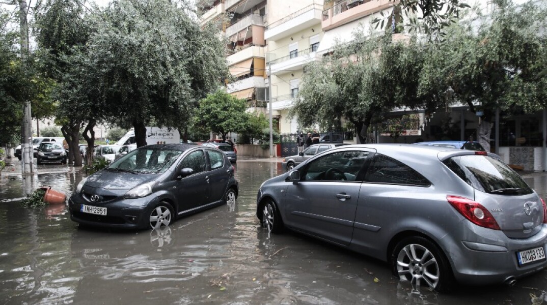 Κακοκαιρία «Μπάλλος» - Πλημμύρισαν δρόμοι στην Αθήνα