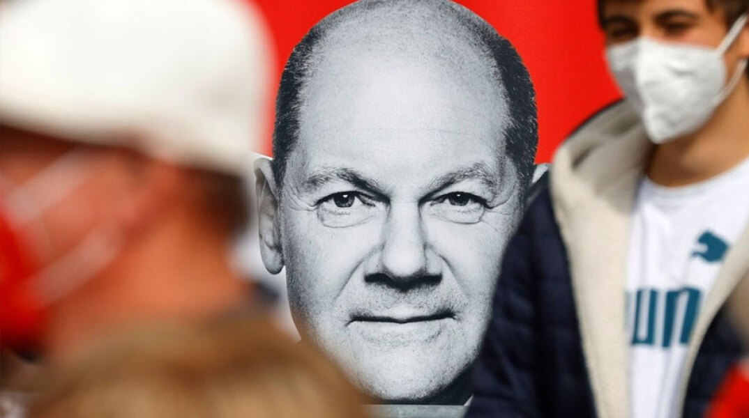 Αφίσα με τον Όλαφ Σολτς στη Γερμανία - Ανακοινώθηκε η προκαταρκτική συμφωνία για τον σχηματισμό κυβέρνησης