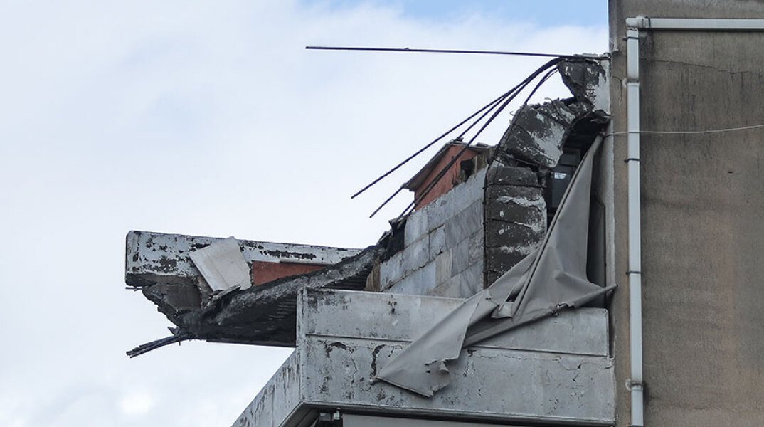 Το μπαλκόνι που κατέρρευσε σε πολυκατοικία στο Χαλάνδρι