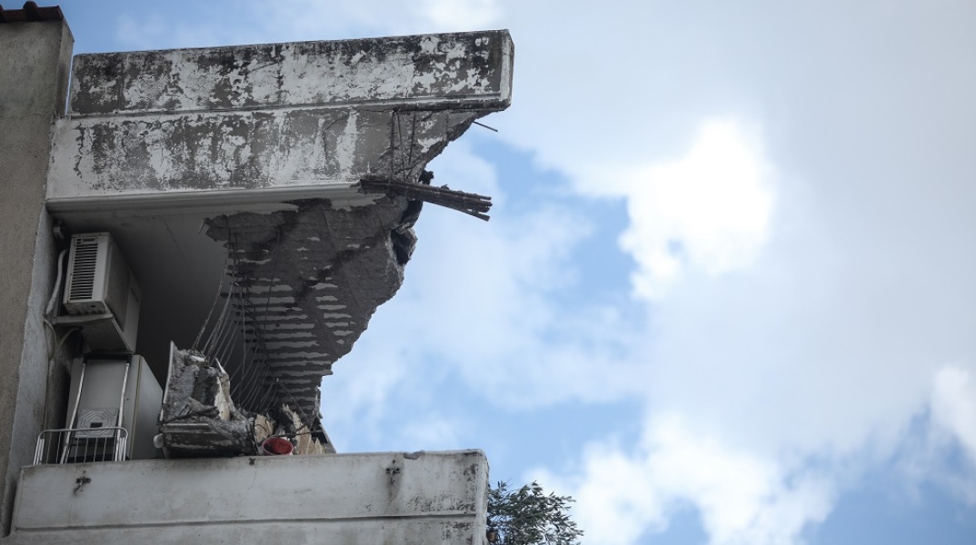 ΚΑΤΑΡΡΕΥΣΗ ΜΠΑΛΚΟΝΙΟΥ ΣΕ ΠΟΛΥΚΑΤΟΙΚΙΑ ΣΤΟ ΧΑΛΑΝΔΡΙ 